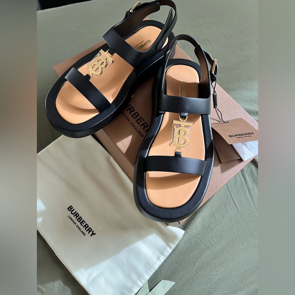 COPY - NEW! BURBERRY
Buckingham Logo Leather Slingback
Sandals